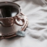 Ceaiul trebuie consumat pentru a uita de zgomotul lumii din jur